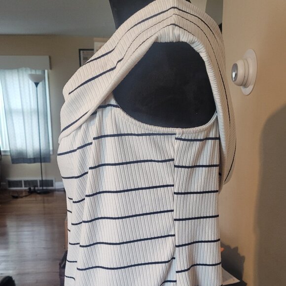 A New Day Off‎ The Shoulder Top - Picture 3 of 3